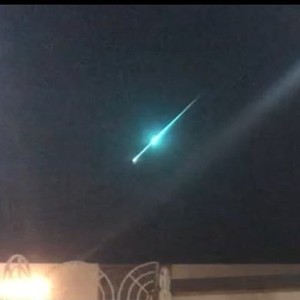 Video | Scenes of a meteor penetrating the atmosphere and lighting up the sky in Saudi Arabia this morning | ArabiaWeather | ArabiaWeather