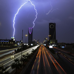 مشاهد تاريخية عاصفة مطرية صيفية غير اعتيادية تضيء ليل الرياض بالبروق وسط هطول غزير للأمطار شاهد الآن طقس العرب طقس العرب