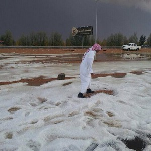 بالصور عاصفة بردية تاريخية تضرب طبرجل شمال السعودية أشبه بعاصفة ثلجية طقس العرب طقس العرب