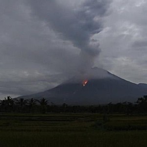 Video of the eruption of Semeru volcano in Indonesia, and the ...