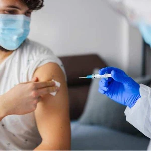 هل يمكن التوقف عن ارتداء الكمامة بعد استكمال جرعات لقاح فيروس كورونا