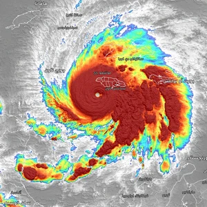 بث مباشر من عدة مواقع للإعصار ميليسا الأقوى على وجه الأرض