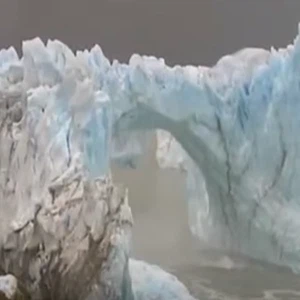 الاحتباس الحراري يتسبب بانهيار "العملاق الأبيض" بالأرجنتين 