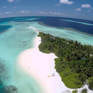 فيديو بعين الطائر.. جزيرة آسدو صان في المالديف