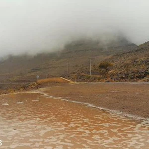 أمطار متوسطة على محلاة غرب الحرجة منطقة عسير. الراصد الميداني علي الشريفي