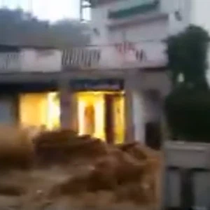 شاهد: الأمطار الغزيرة تُحول طرقات تونس إلى سيول جارفة 