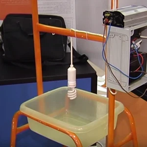 بالفيديو: شاب فلسطيني يخترع مصيدة للحشرات تعمل بالطاقة الشمسية