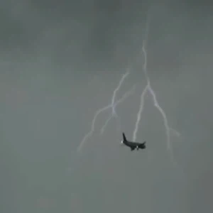 البرق يضرب طائرة ركاب خلال تحليقها بالجو 
