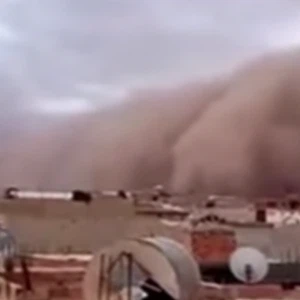 بالفيديو.. منظر مهيب لعاصفة جدارية تدخل إحدى المدن الجزائرية 
