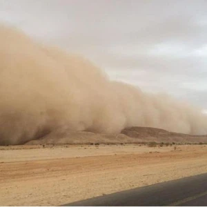 الغبار في منطقة الحريق غرب الرياض