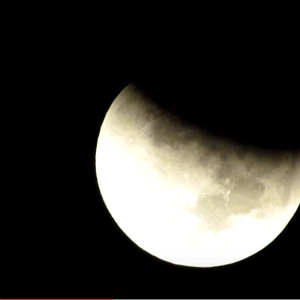 فيديو يوضح خسوف القمر العملاق بسماء مكة المكرمة 