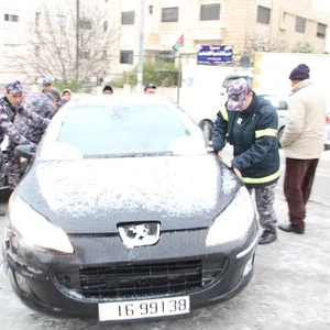 الدفاع المدني يقوم بانقاذ أشخاص علقت مركباتهم نتيجة انزلاقها عن الطرق  