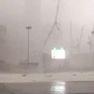 مقطع جديد يوضح سقوط رافعة الحرم بشكل كامل 