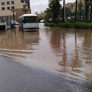 بالصور.. الأمطار الرعدية تغمر بعض أحياء العقبة