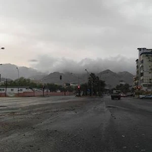 بالصور.. الأمطار الرعدية تغمر بعض أحياء العقبة