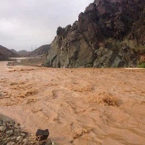 السيول تجري في أجزاء من تبوك 