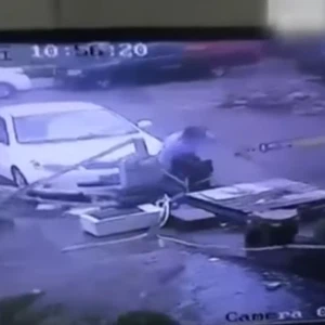 لحظ اقتلاع الإعصار هايما لغرفة حراسة أمام مبنى قد الأنشاء