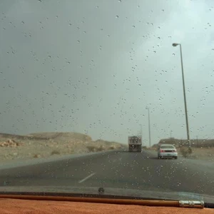 بالصور: الامطار تتساقط على المنطقة الشرقية