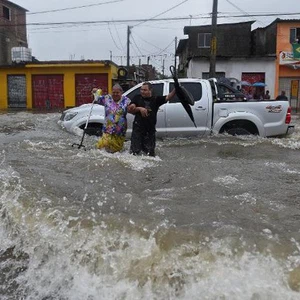 بالصور : الفيضانات في البرازيل تُجبِر عشرات آلاف السكان على النزوح ..