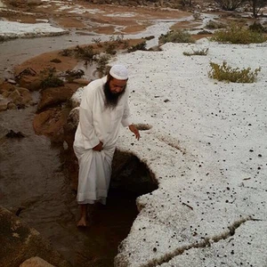 في الطائف.. اللون الأبيض يكسو الأرض خلال فصل الصيف