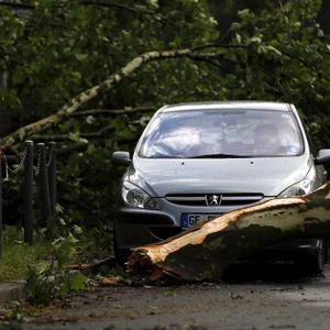بالصور : أجواء عاصفة تسيطر على أجزاء واسعة من شمال غرب وغرب ألمانيا وتتسبب بضحايا ..