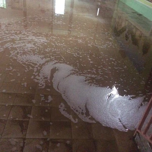 الأمطار تغمر أرضية أحد المدارس