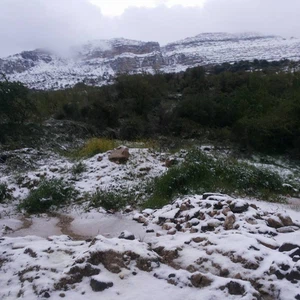 بالصور : على أبواب أيار ، البَرَد والثلج يغطيان أجزاء عديدة من لبنان