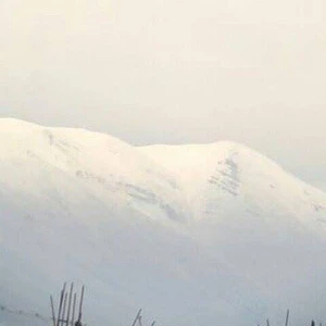بالصور : أعالي جبل المكمل تتزين بالثلوج مبكراً وللمرة الأولى هذا الموسم  
