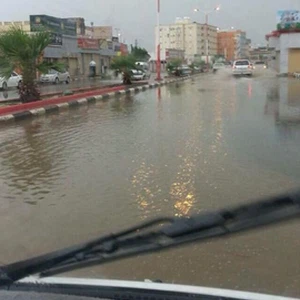 بالصور: أمطار رعدية غزيرة وسيول تغرق الشوارع في جازان عصر اليوم 