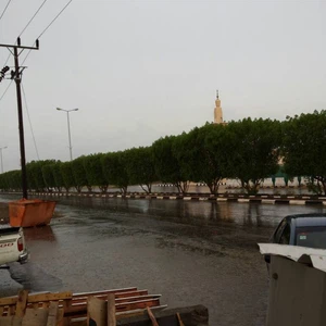 بالصور: أمطار رعدية غزيرة وسيول تغرق الشوارع في جازان عصر اليوم 