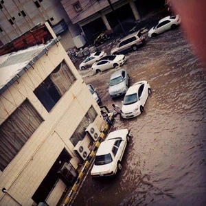 بالصور: أمطار رعدية غزيرة وسيول تغرق الشوارع في جازان عصر اليوم 