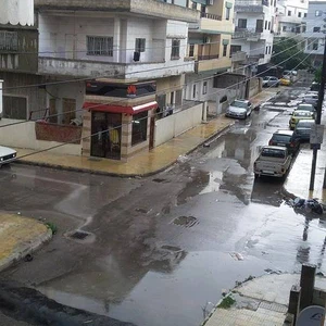 بالصور : مدينة جبلة تشهد أمطاراً غزيرة وتشكلاً لدوامة بحرية صباح السبت