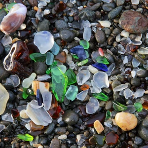 Photos : Découvrez la charmante plage de verre !