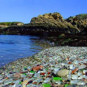 Photos : Découvrez la charmante plage de verre !