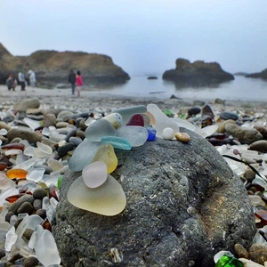 Photos : Découvrez la charmante plage de verre !
