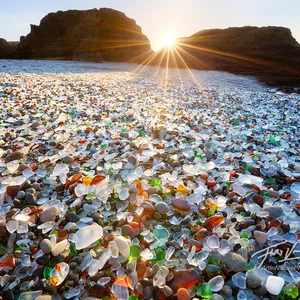 Photos : Découvrez la charmante plage de verre !