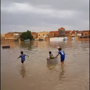 أطفال حفر الباطن يستغلوّن الأمطار للترويح عن أنفسهم بطريقة مبتكرة