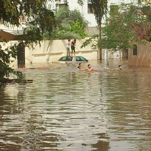 شوارع العقبة تغرق بعد جولة من الأمطار الرعدية الغزيرة- شاهدوا الصور