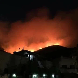 Photos: Plusieurs incendies se sont déclarés aujourd&#39;hui dans la campagne ouest de Homs et dans certaines parties de la campagne de Tartous