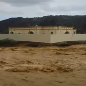 مشهد يوضح مدى خطورة السيول الجارفة في الفجيرة الإماراتية 