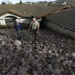 مسؤولون في الولاية يتفقدون الأضرار الناجمة عن الانهيارات