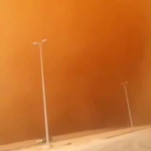شاهد قوة العاصفة الرملية التي ضربت رفحاء