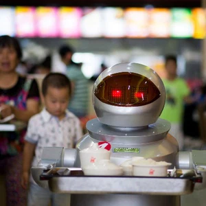 Photos : Un restaurant en Chine qui s&#39;appuie sur des robots pour préparer et servir les repas !