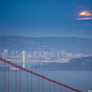 القمر العملاق كما ظهر من سان فرانسيسكو