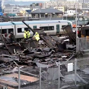 بالفيديو : انهيار سقف إحدى المباني في ايرلندا بعد عاصفة قوية !