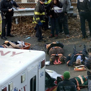 بالصور : ضحايا بسبب انحراف قطار عن سكته الحديدية في نيويورك !