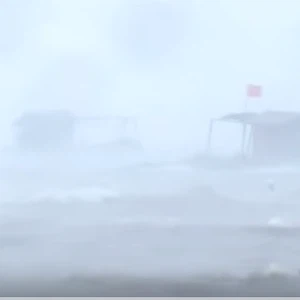 بالفيديو: إعصار قوي وموجات مد عاتية جنوب الصين