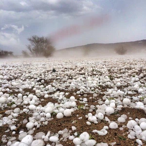 بالصور : أمطار غزيرة و بَرَد في اجزاء مختلفة من المملكة الخميس 