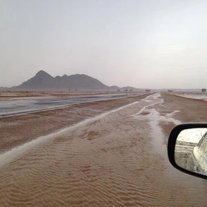 بالصور:صحراء سميراء في حائل تتحول إلى بحيرة بسبب الأمطار و المياه تغمر بعض الطرقات