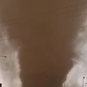 شاهد: الزوبعة الرملية التي رصدها المواطنون في قطر من أقرب نقطة 